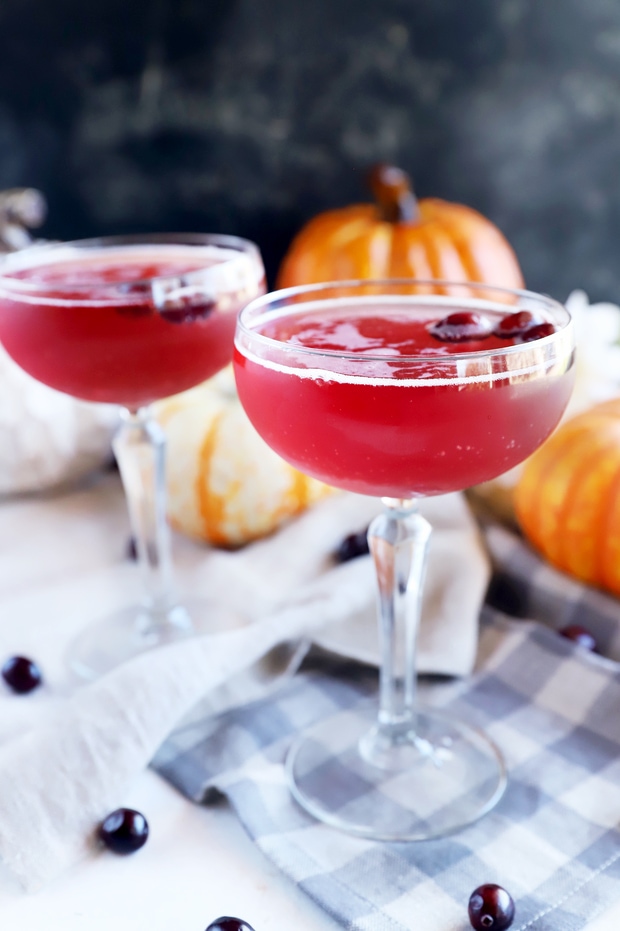 The Easiest Sparkling Thanksgiving Cocktail (only 4 ingredients!)