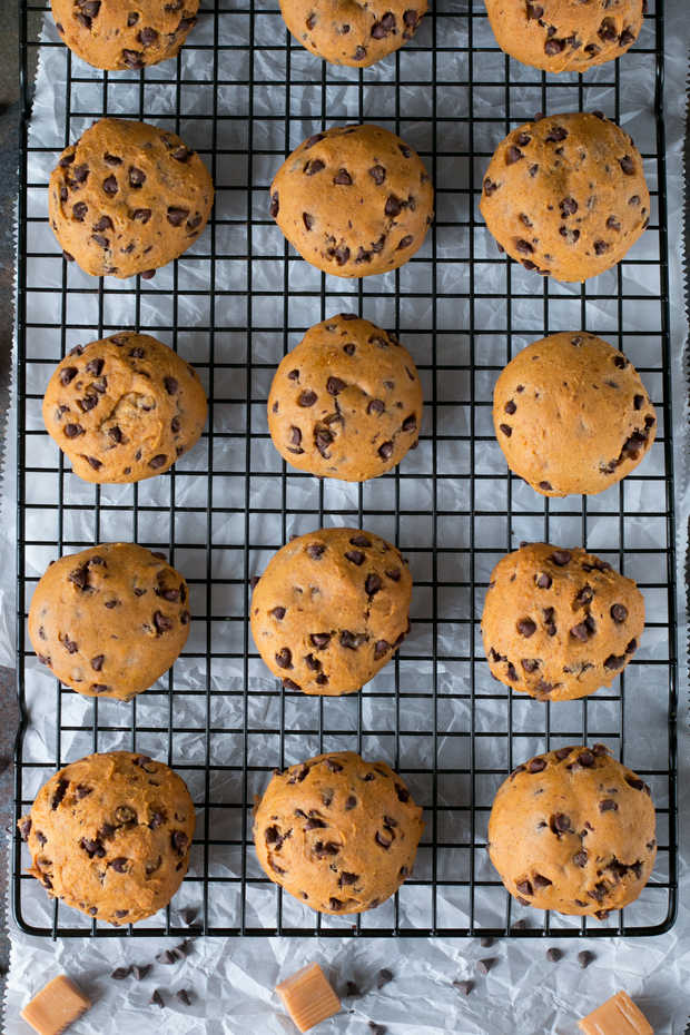 Caramel Stuffed Pumpkin Cookies | Cake 'n Knife
