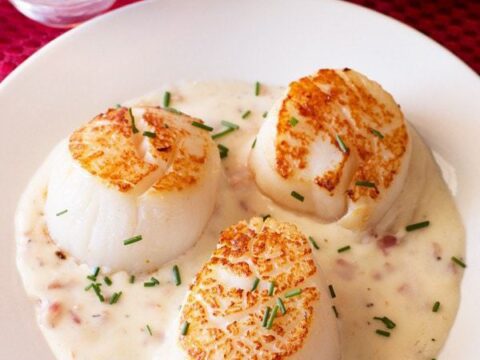 https://www.cakenknife.com/wp-content/uploads/2015/02/Scallops-in-Bacon-Cream-Sauce-2-480x360.jpg