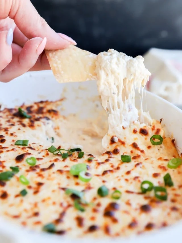 crab rangoon dip with crispy wonton chips