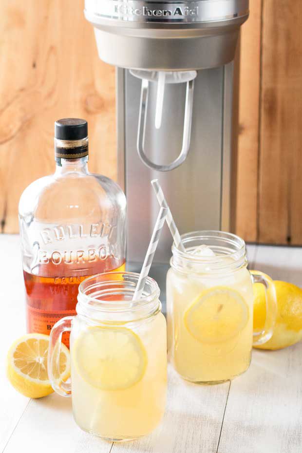 Sparkling Bourbon Peach Lemonade | Cake 'n Knife