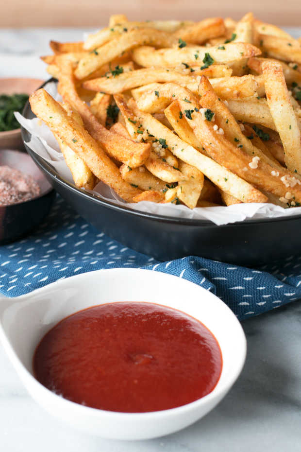 Spicy Garlic Cilantro Fries with Curry Ketchup | Cake 'n Knife