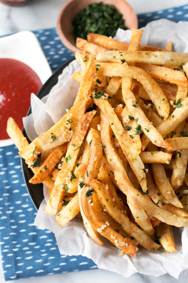 Spicy Garlic Cilantro Fries with Curry Ketchup | Cake 'n Knife