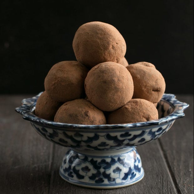 Vegan Spicy Avocado Dark Chocolate Truffles | cakenknife.com #vegan #dessert #holiday #chocolate