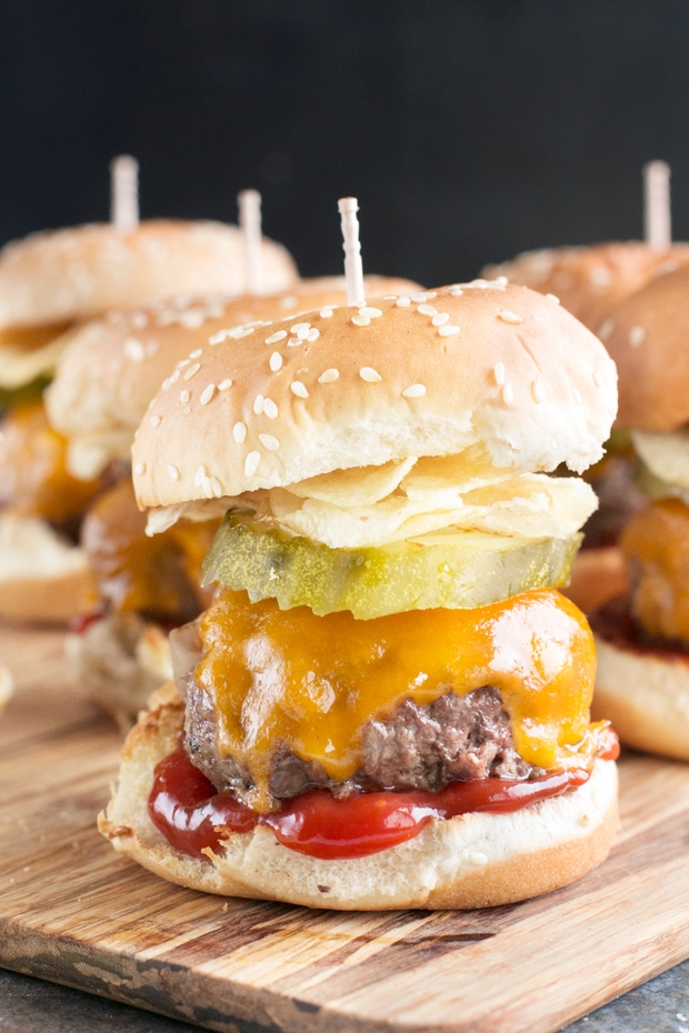 Crunch Cheeseburger Sliders Recipe | Cake 'n Knife