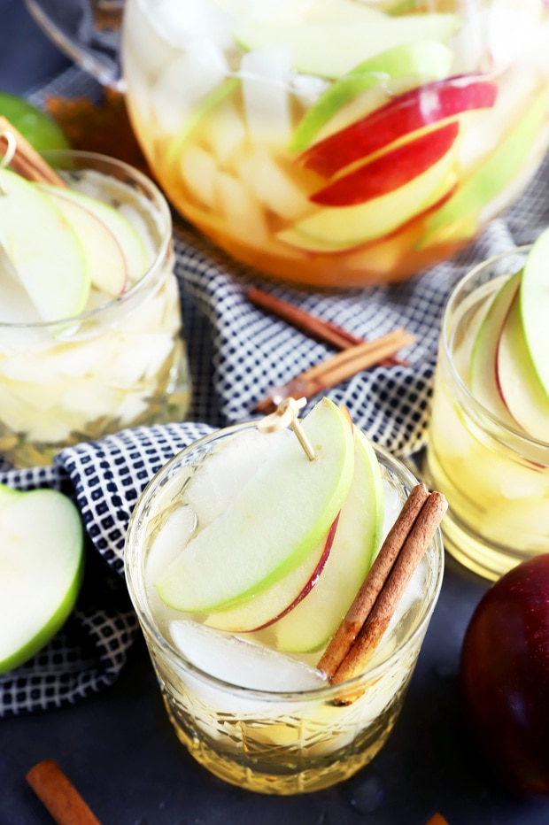 Last Minute Apple Pie Sparkling Sangria | Cake 'n Knife