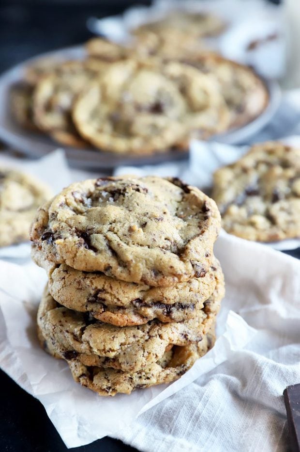 Sea Salt Pistachio Dark Chocolate Cookies | Cake 'n Knife