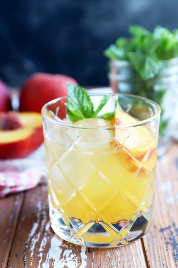 Summer Bourbon Peach Smash Cocktail | Cake 'n Knife