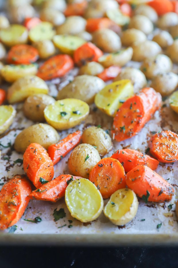 Garlic Butter Oven Roasted Carrots and Potatoes | Cake 'n Knife