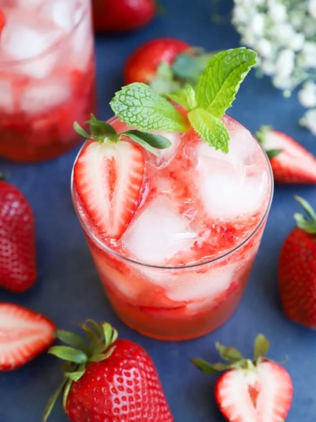 summer strawberry gin smash cocktail