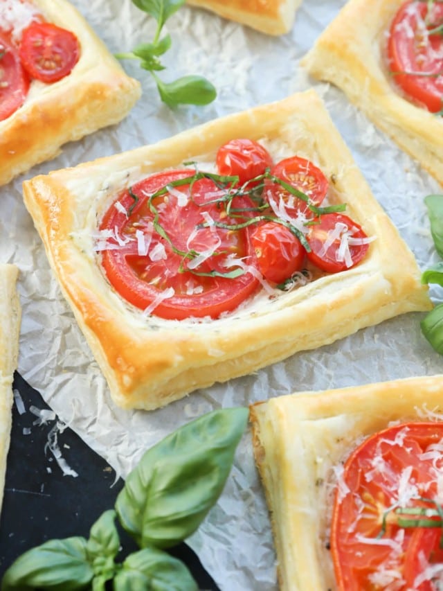 tomato puff pastry tarts | Cake 'n Knife