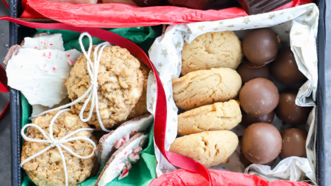 Do metal tins keep cookies fresh?