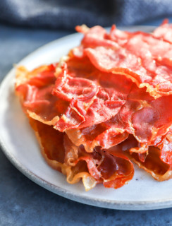 Crispy prosciutto on a plate with napkin