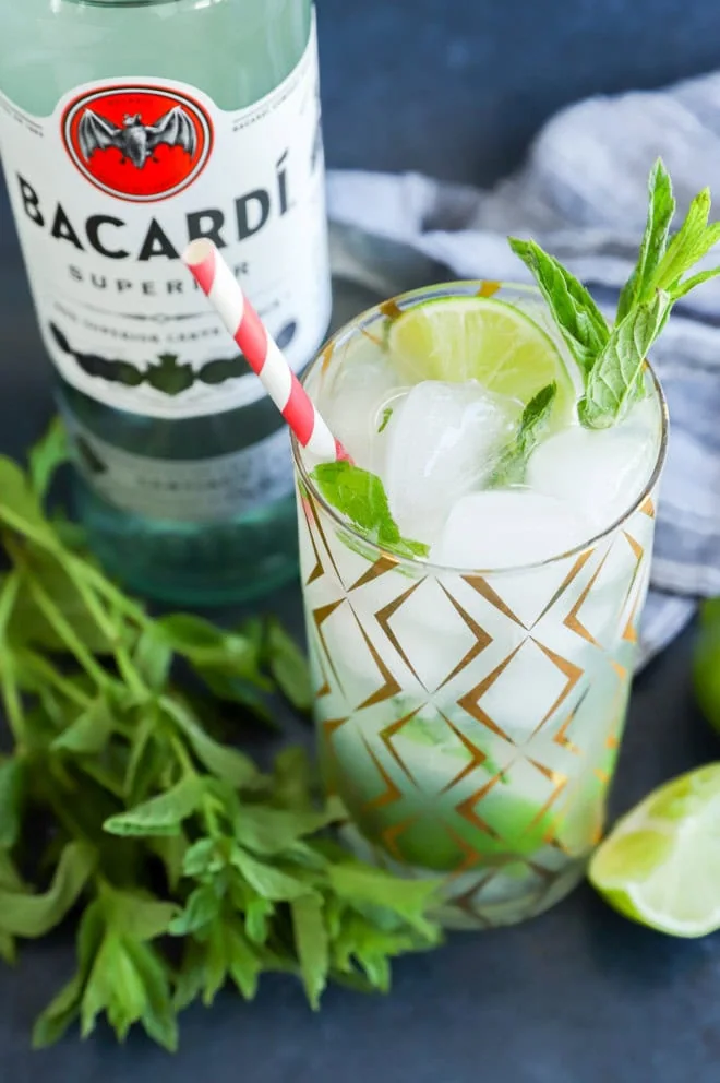Easy rum cocktail with mint and limes and ice