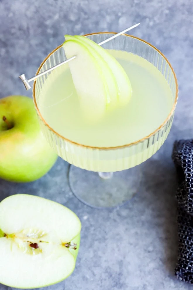 easy fall cocktail with lemon and granny smith